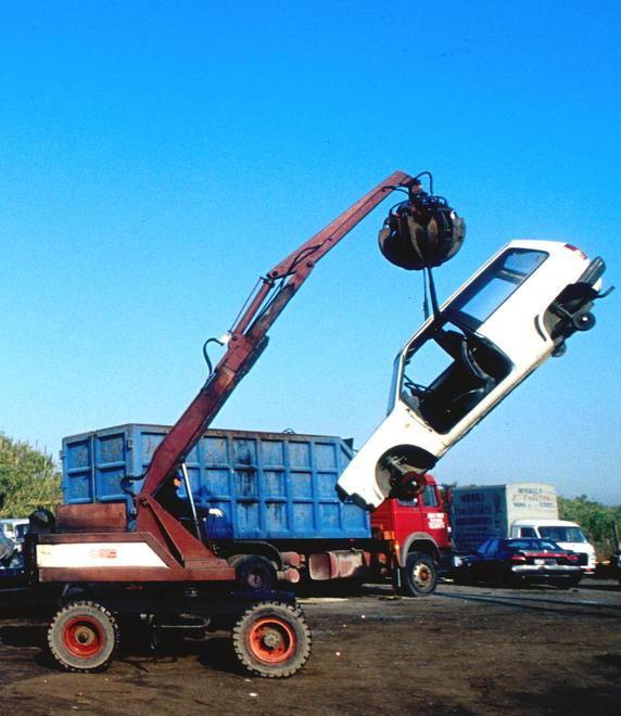 L’auto è sequestrata e lui ne è il custode Ma la porta a demolire 