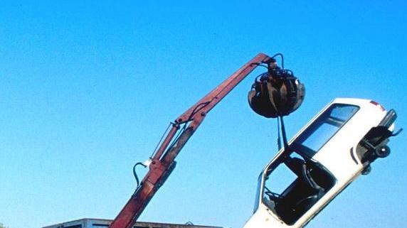 L’auto è sequestrata e lui ne è il custode Ma la porta a demolire