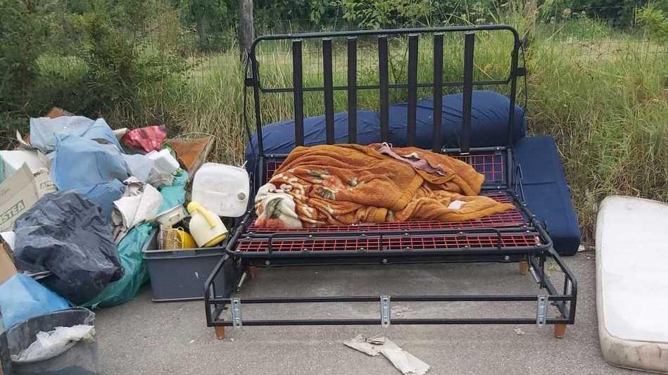 I rifiuti in via Borsellino La Lega: «Una discarica» Il Comune ribatte: «Ci siamo già attivati»