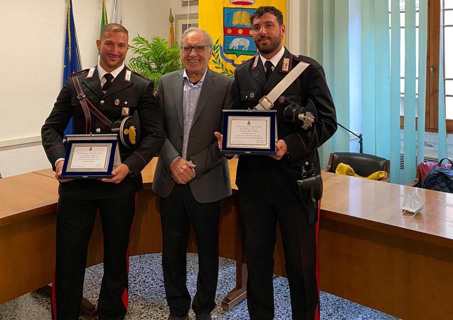 Salvarono un bambino: Gavoi rende omaggio ai due carabinieri 