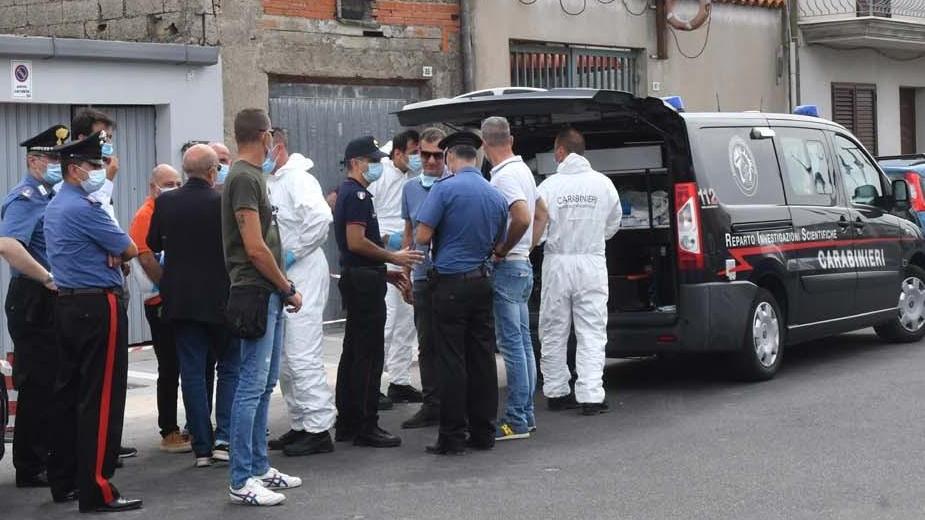 Morto in casa, la Procura: «C’era sangue ovunque»