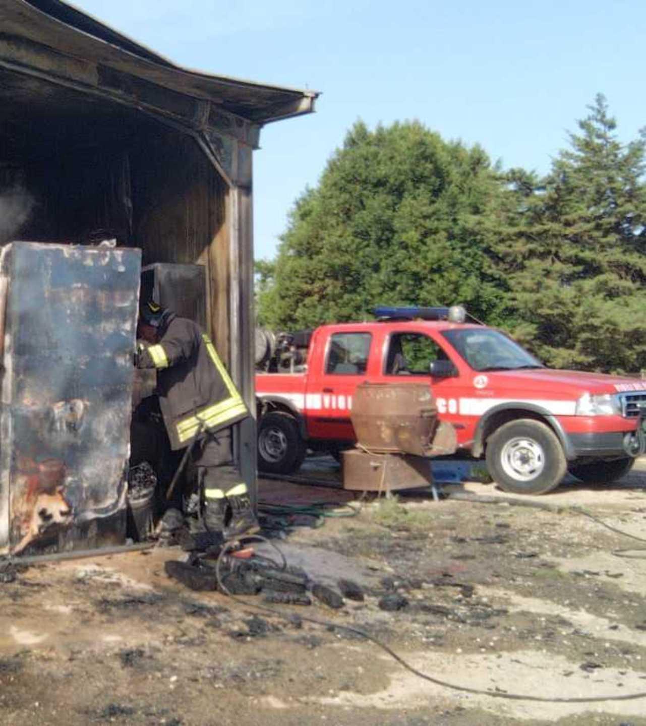 Fiamme in un capannone distrutte due automobili 