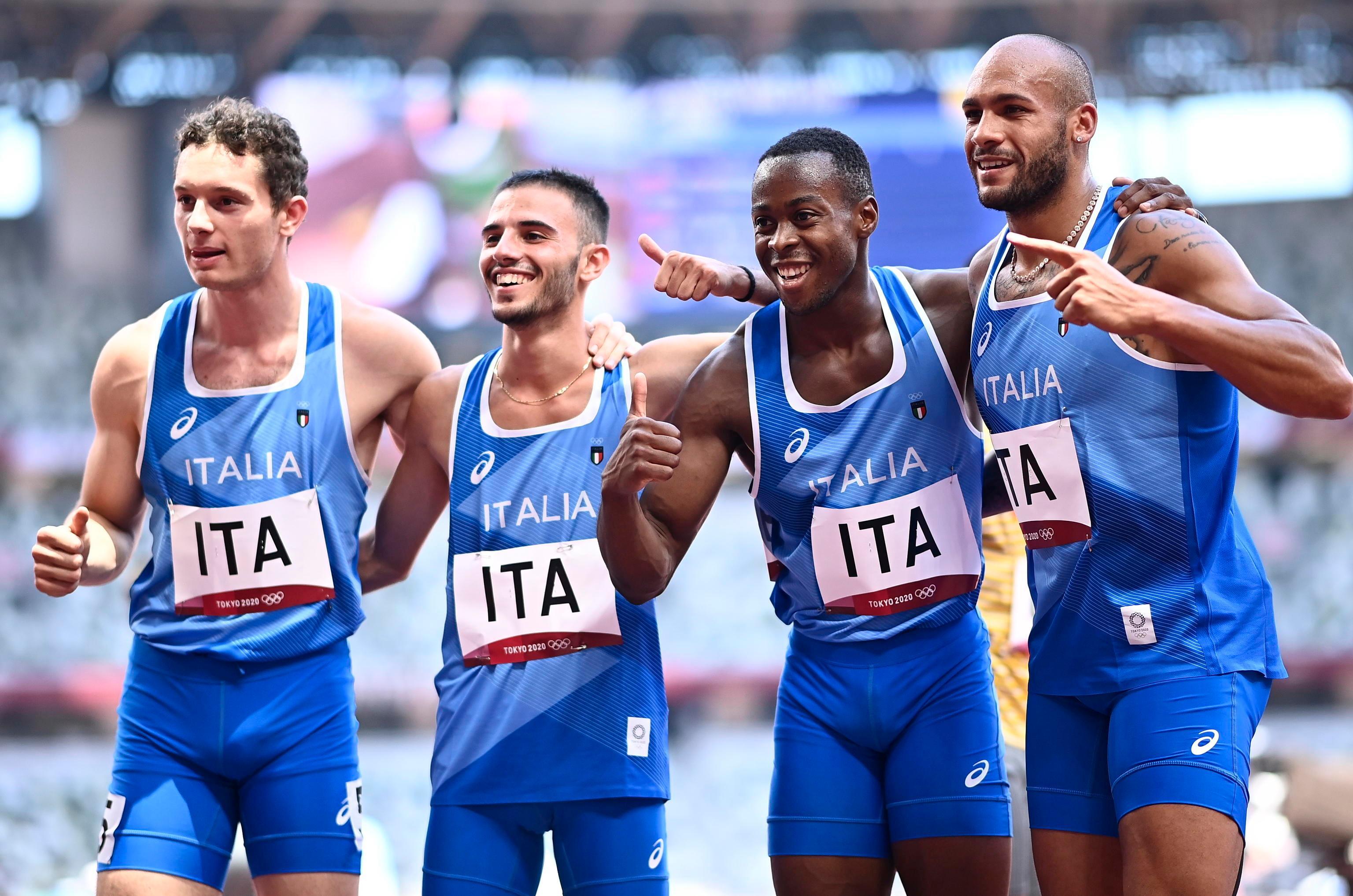 Filippo Tortu, Lorenzo Patta, Fausto Desalu e Marcell Jacobs festeggiano il record e la qualificazione in finale