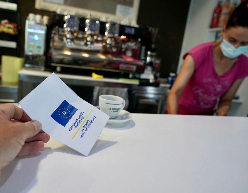 Green pass al via, i dubbi dei commercianti toscani: «Non faremo gli sceriffi, troppi i casi senza chiarezza»