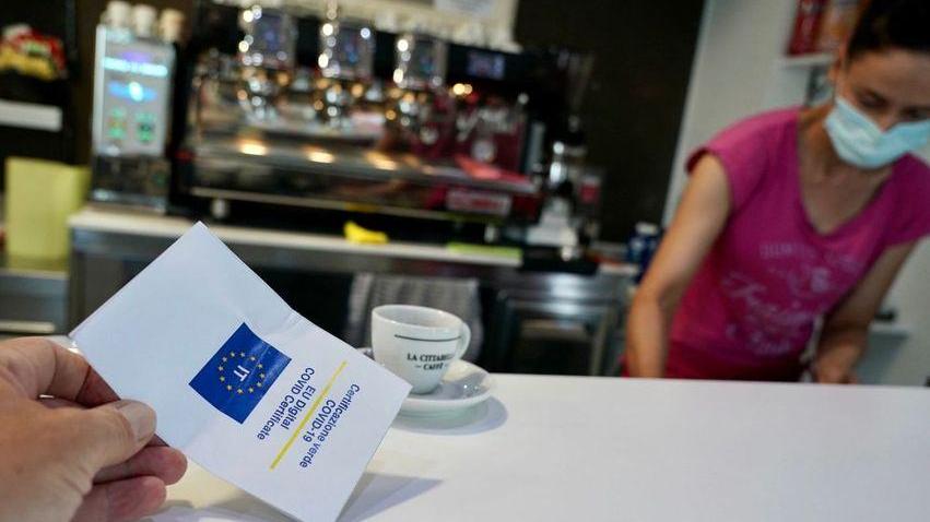 Green pass al via, i dubbi dei commercianti toscani: «Non faremo gli sceriffi, troppi i casi senza chiarezza»