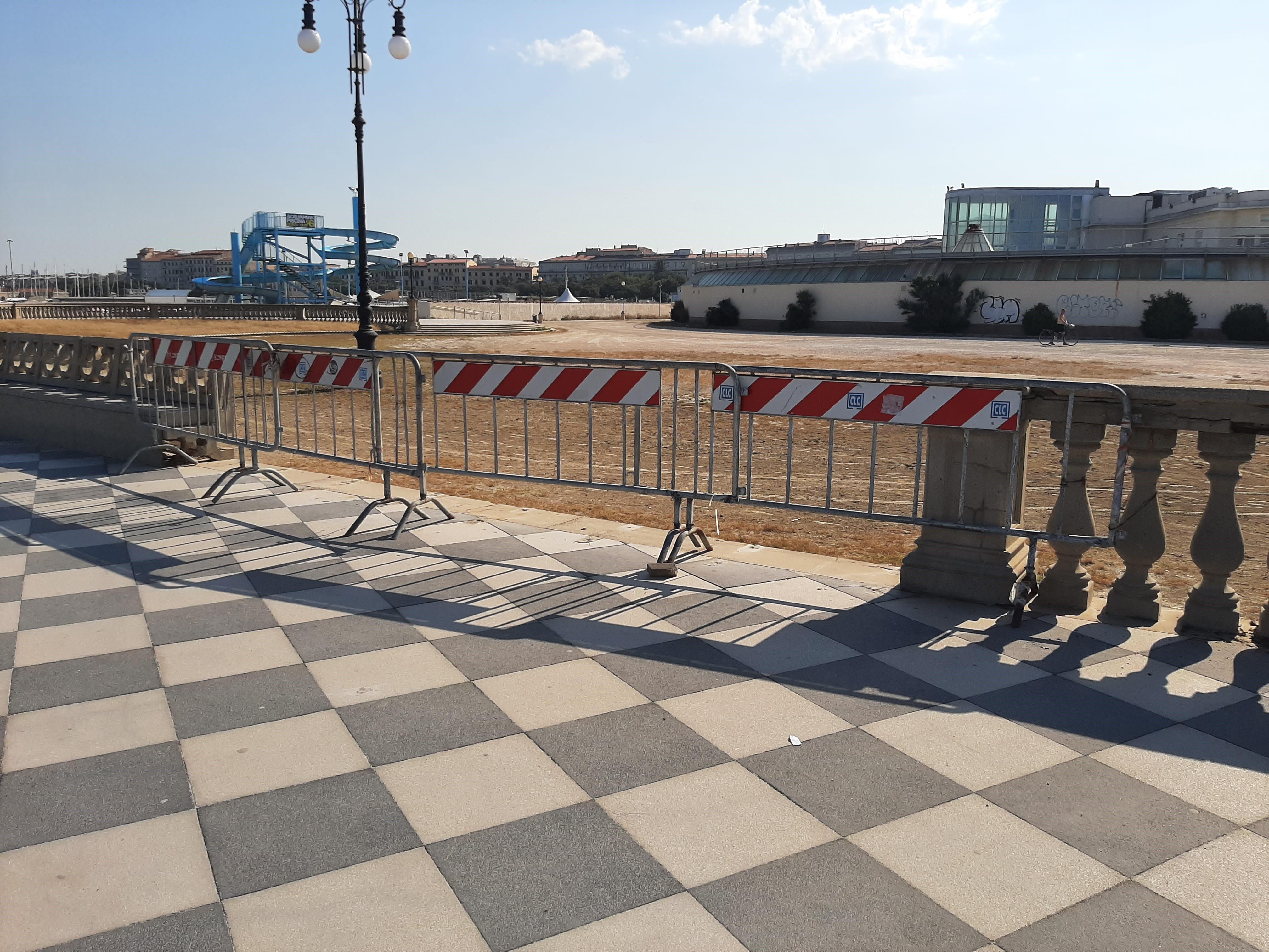 Terrazza Mascagni “rattoppata” come l’estate scorsa: continua l'emergenza decoro a Livorno  