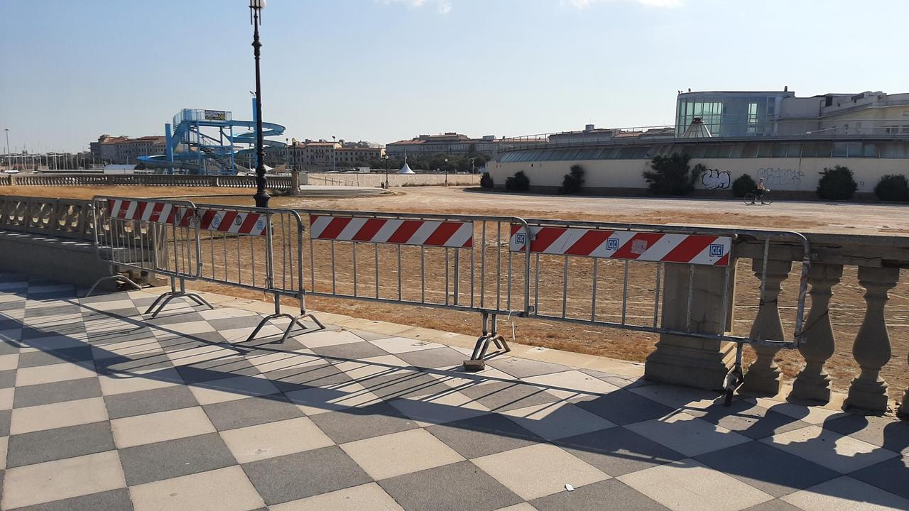 Terrazza Mascagni “rattoppata” come l’estate scorsa: continua l'emergenza decoro a Livorno