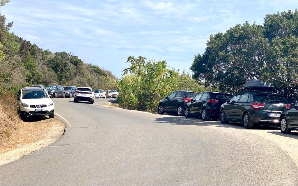 Auto in sosta lungo la strada nelle vicinanze delle spiagge dell’Enfola