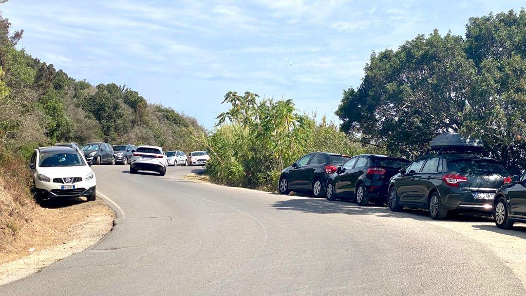 Auto in sosta lungo la strada nelle vicinanze delle spiagge dell’Enfola
