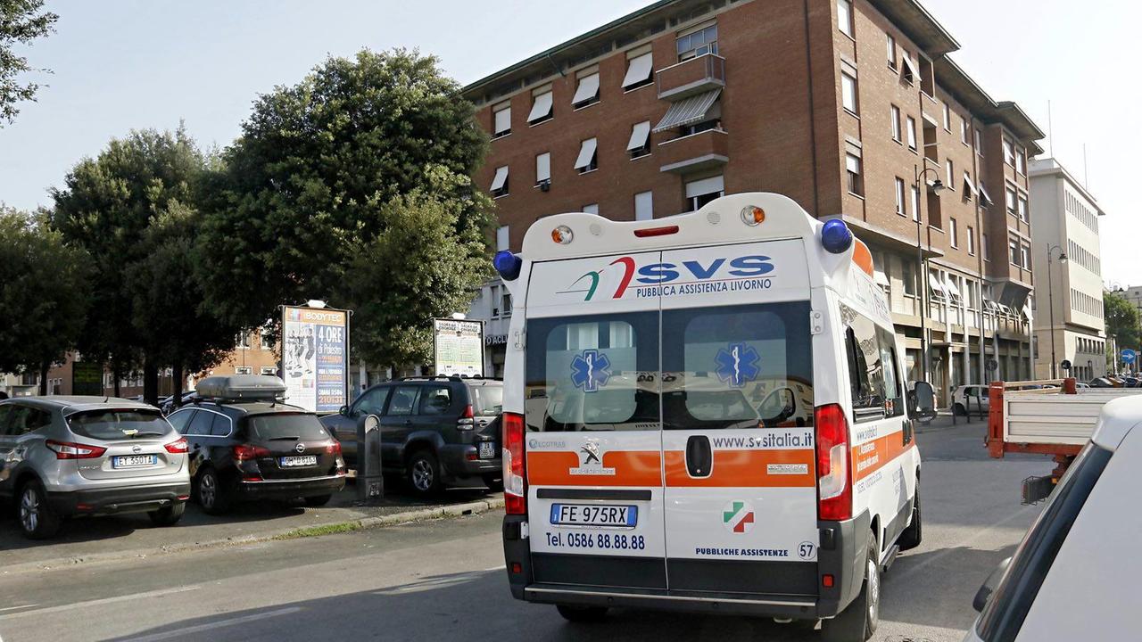 Cade dal monopattino in via Cairoli: grave donna livornese di 47 anni