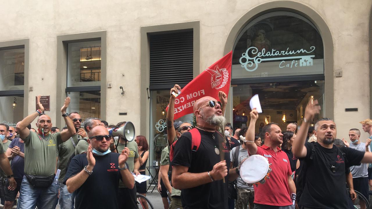 Gli operai della Gkn protestano davanti alla prefettura di Firenze