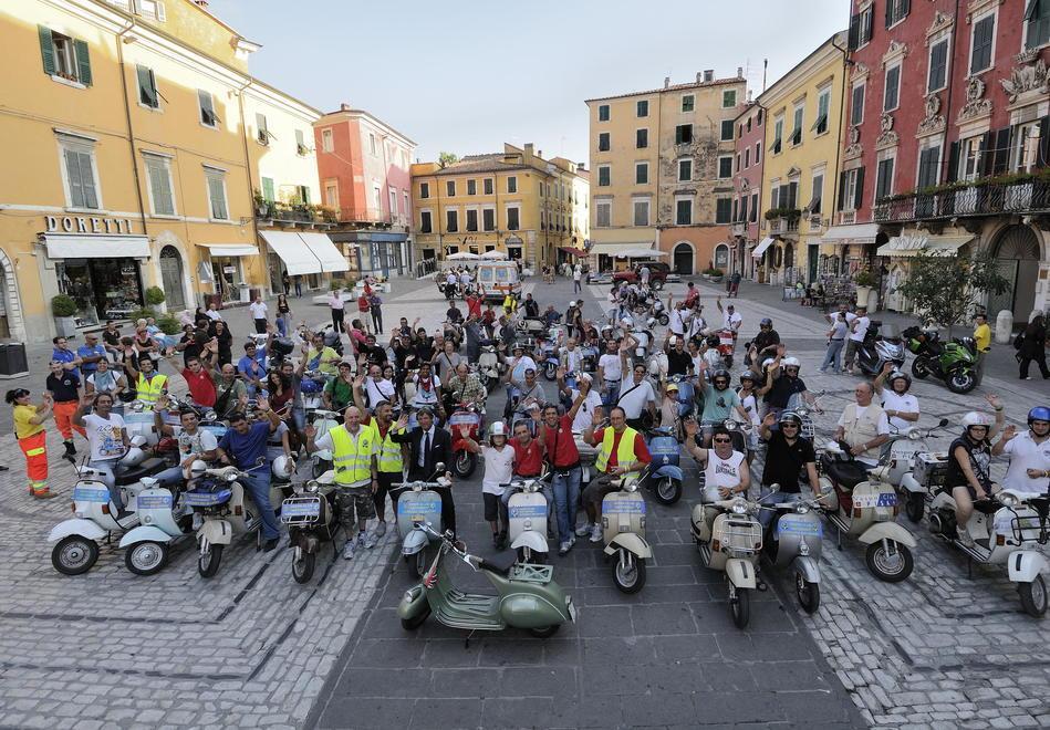 Una iniziativa del Vespa Club nel centro di Carrara. Domenica esposizione di auto e moto a Marina di Carrara