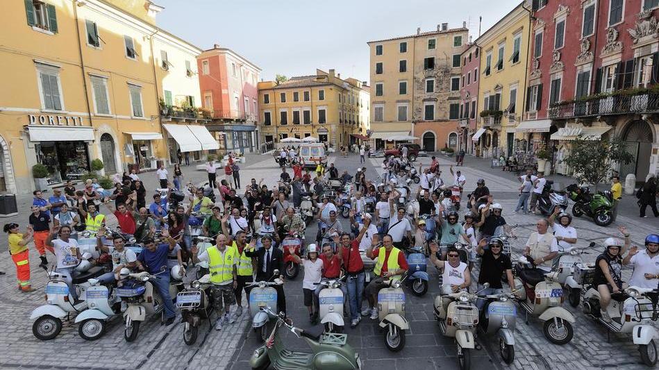 Una iniziativa del Vespa Club nel centro di Carrara. Domenica esposizione di auto e moto a Marina di Carrara
