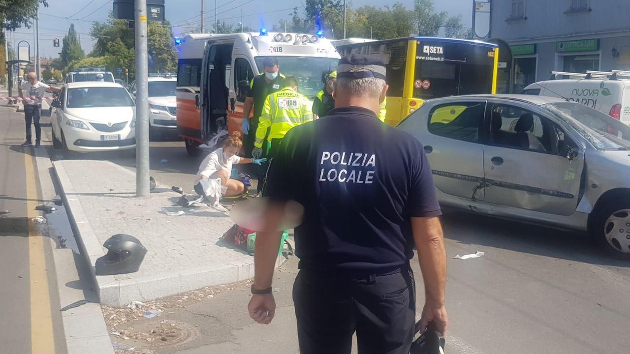 Modena, dramma in via Emilia: motociclista muore sbalzato