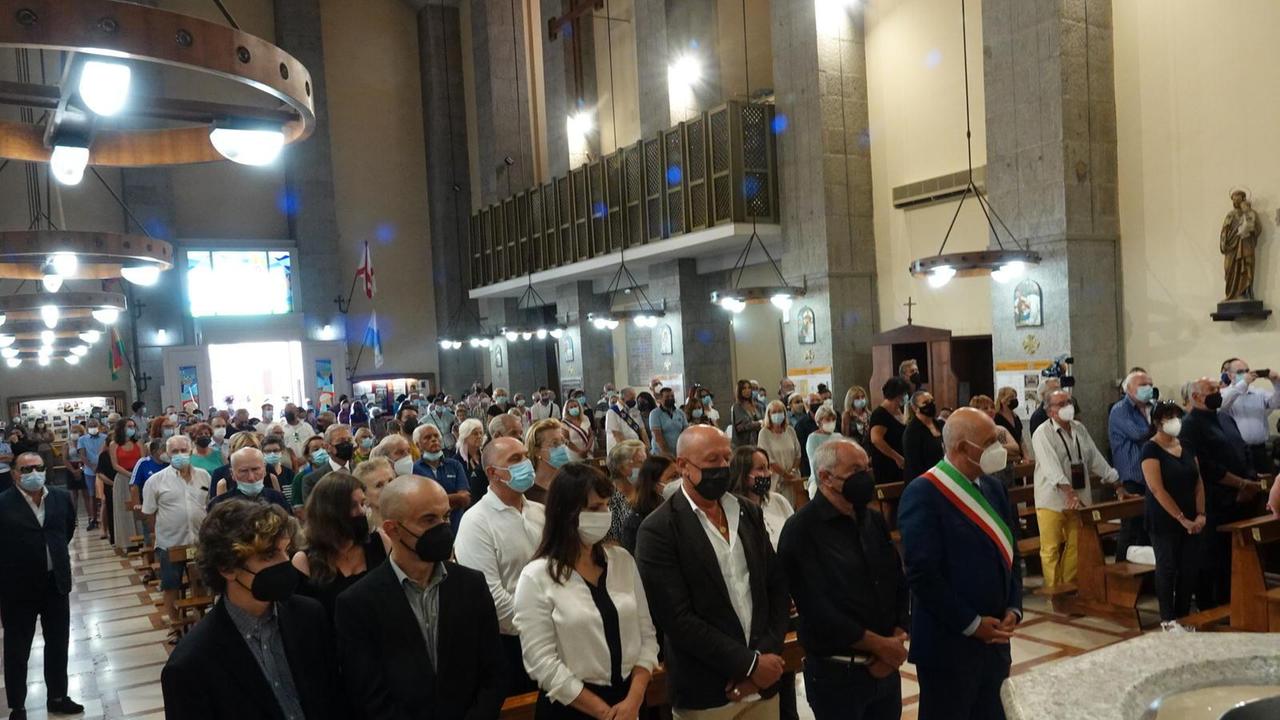 La folla nella chiesa di Porto Santo Stefano per l'ultimo saluto a Raffaella Carrà (Foto di Enzo Russo)