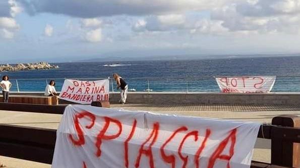 Striscioni di protesta per le tre nuove concessioni balneari sulla spiaggia urbana di Rena bianca