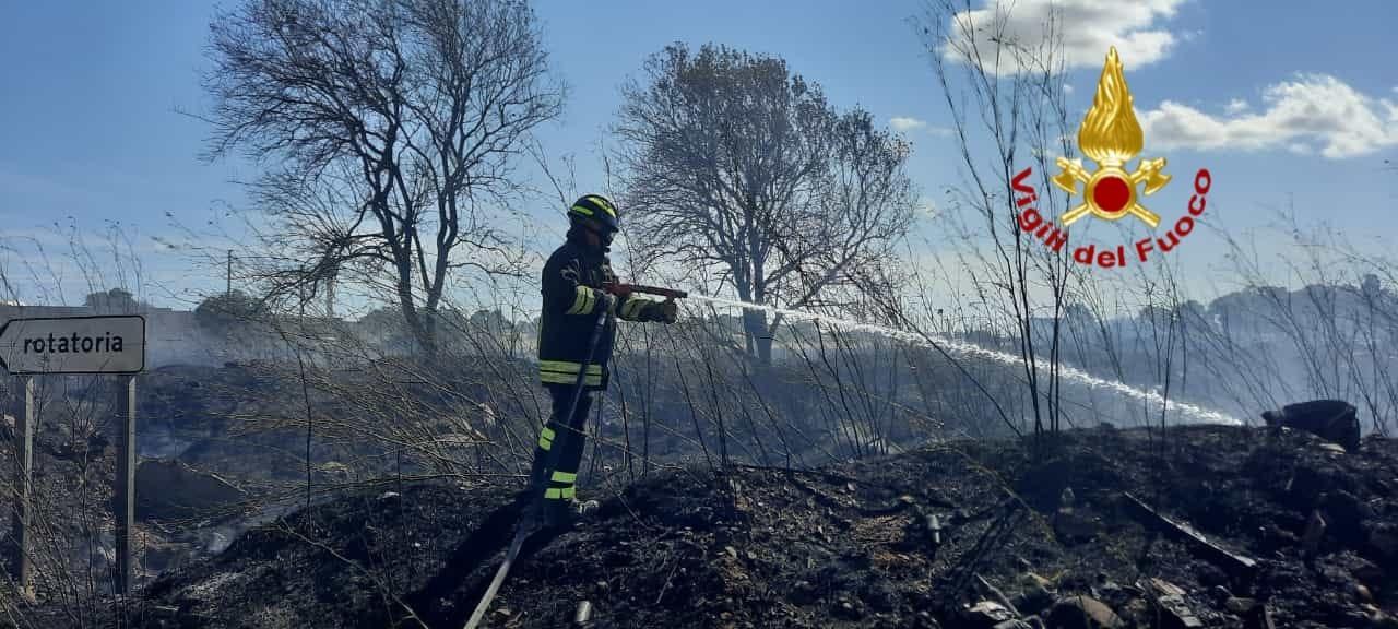 Incendio nella campagna di Chilivani, 2 elicotteri in azione