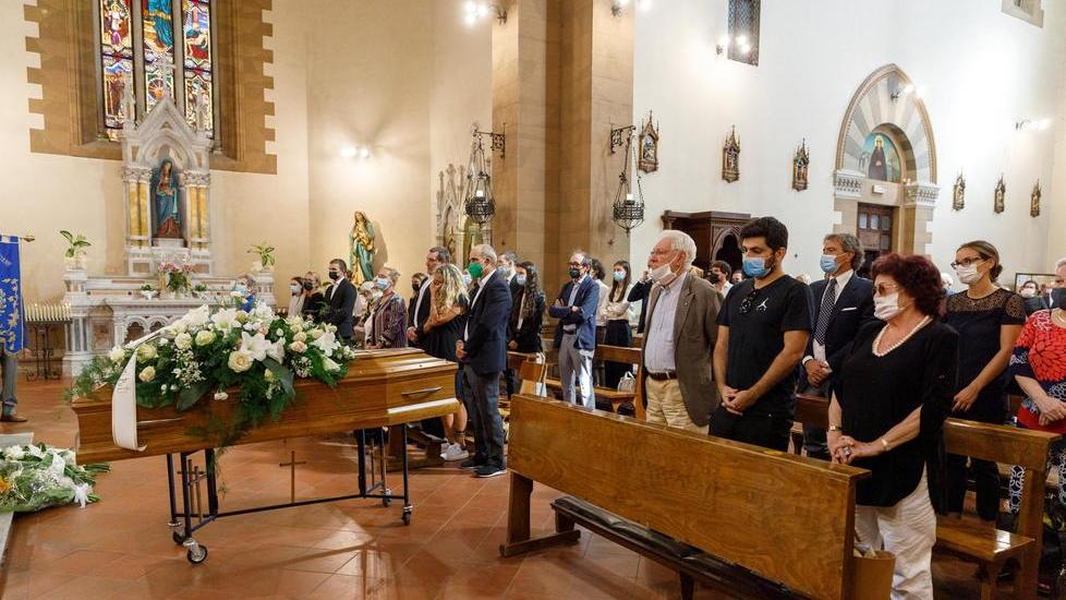 I familiari in prima fila di fronte al feretro di Tullio Pancioli in Sant’Antonio (Foto Nucci)