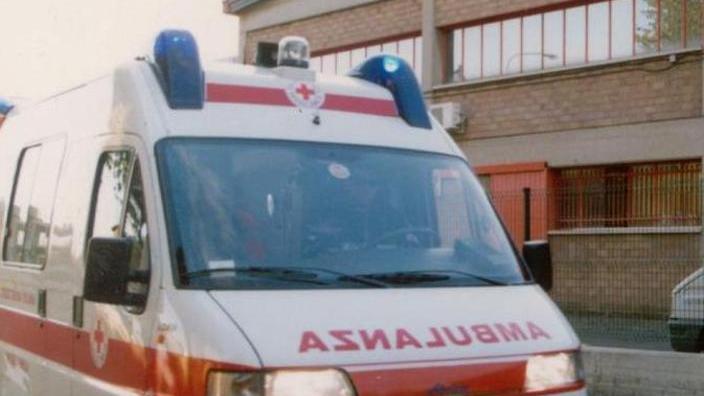 Cade in scooter e batte la testa Dopo il trauma, le convulsioni