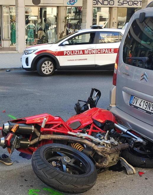 Restano ricoverati i due motociclisti feriti in viale Colombo