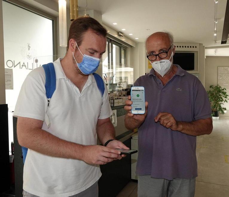 Bar e ristoranti si adeguano al green pass «Ma è ingiusto dover fare i controllori» 