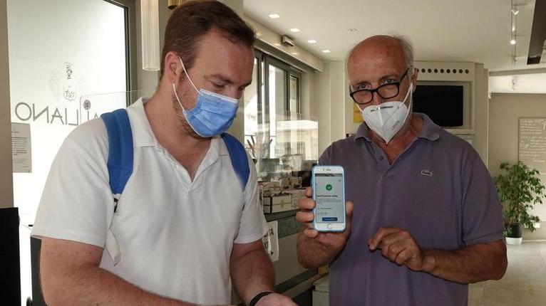 Bar e ristoranti si adeguano al green pass «Ma è ingiusto dover fare i controllori»