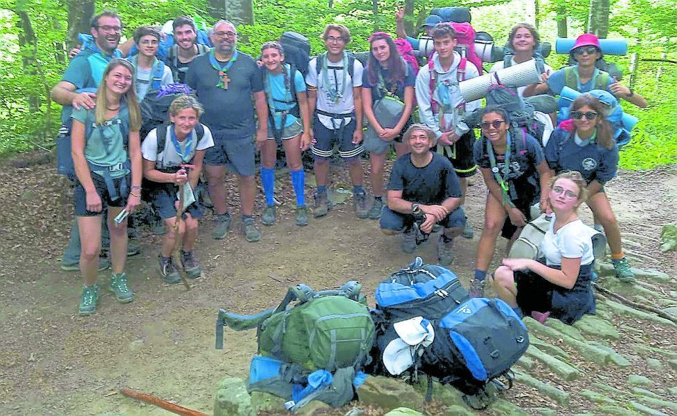 Il vescovo torna scout e percorre la Via degli Dei con il clan del Viareggio 3 