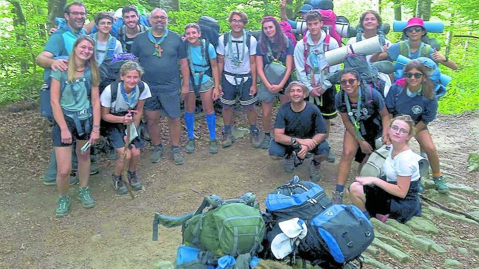 Il vescovo torna scout e percorre la Via degli Dei con il clan del Viareggio 3