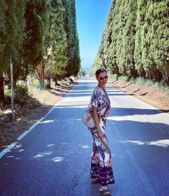 Martina Colombari e il fascino dei cipressi