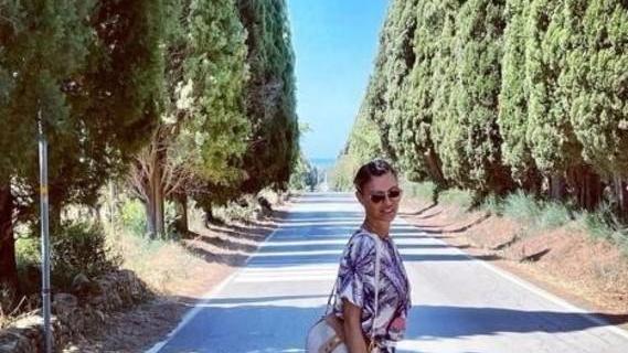 Martina Colombari e il fascino dei cipressi