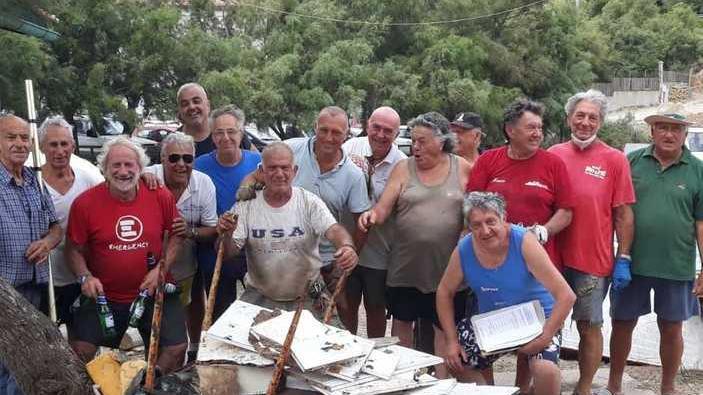 Intanto i volontari ripuliscono dai rifiuti le spiagge dell’istmo