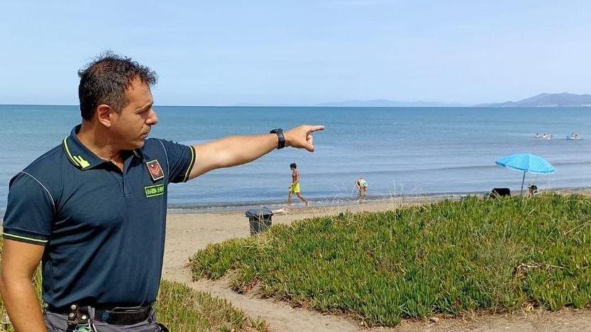 La barca naufraga Finanziere e bagnini salvano un turista