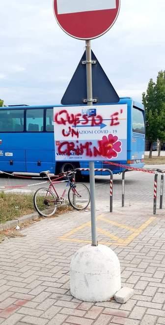 Propaganda no vax al centro vaccinale L’invito: «Sei sano, torna a casa»