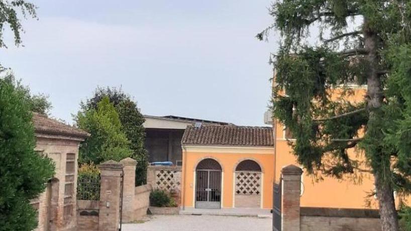Cade da una pila di rotoballe mentre le copre con un telo