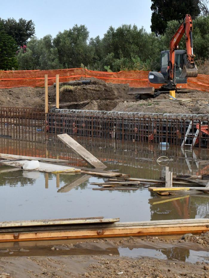 Scoppia una tubatura, cantiere allagato 