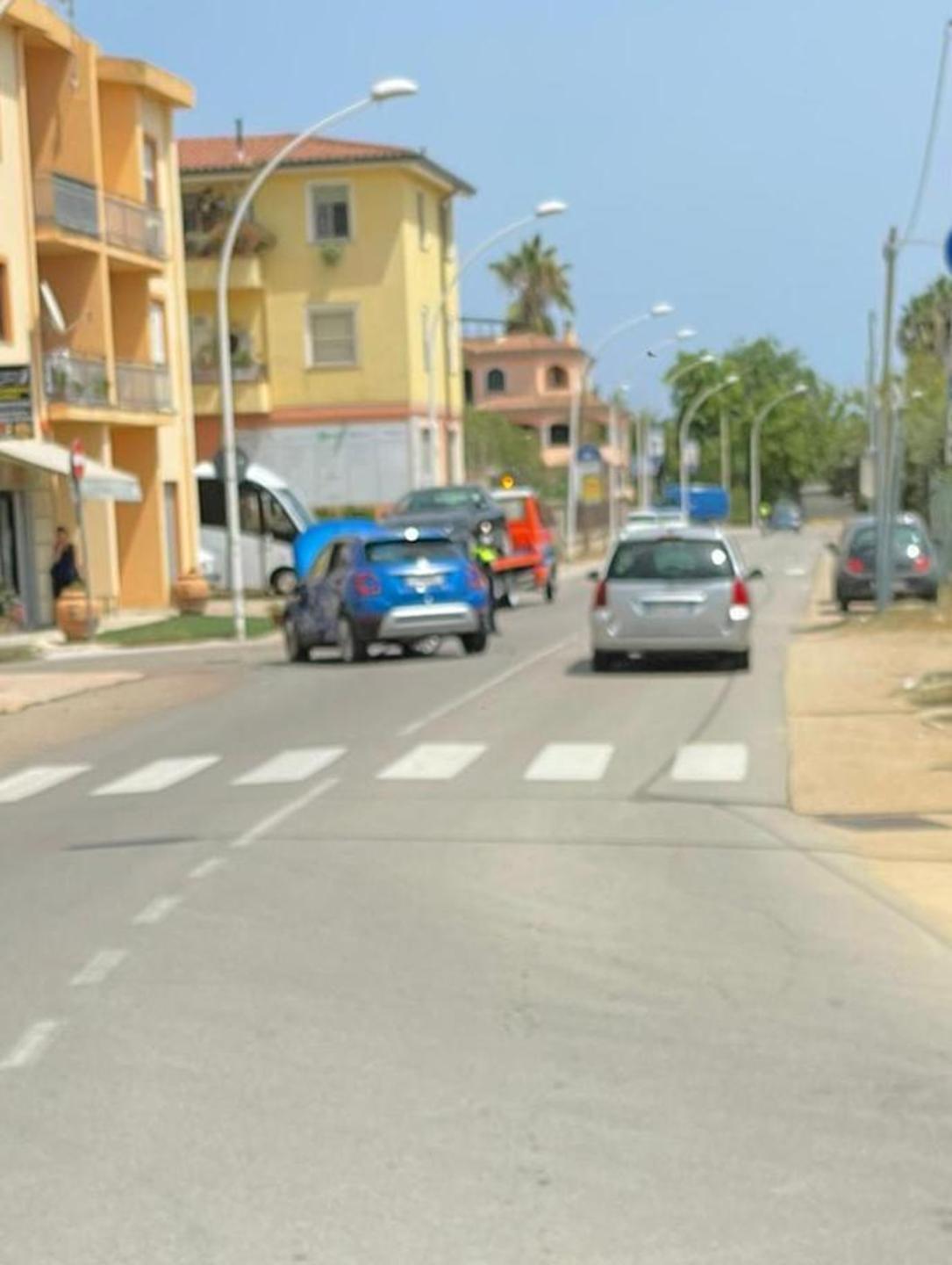 Scontro tra due auto: feriti lievi 