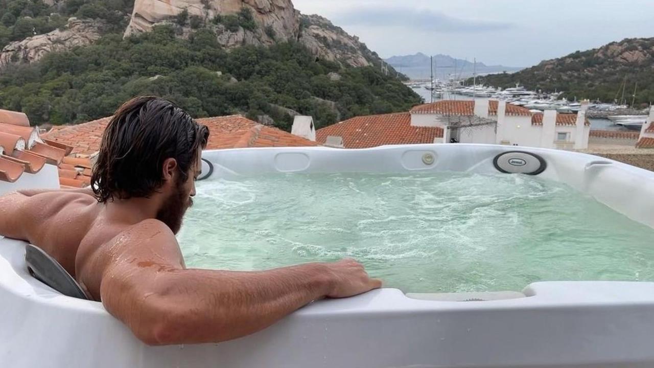 Can Yaman in Costa senza Diletta, Cuccarini e famiglia in Baronia