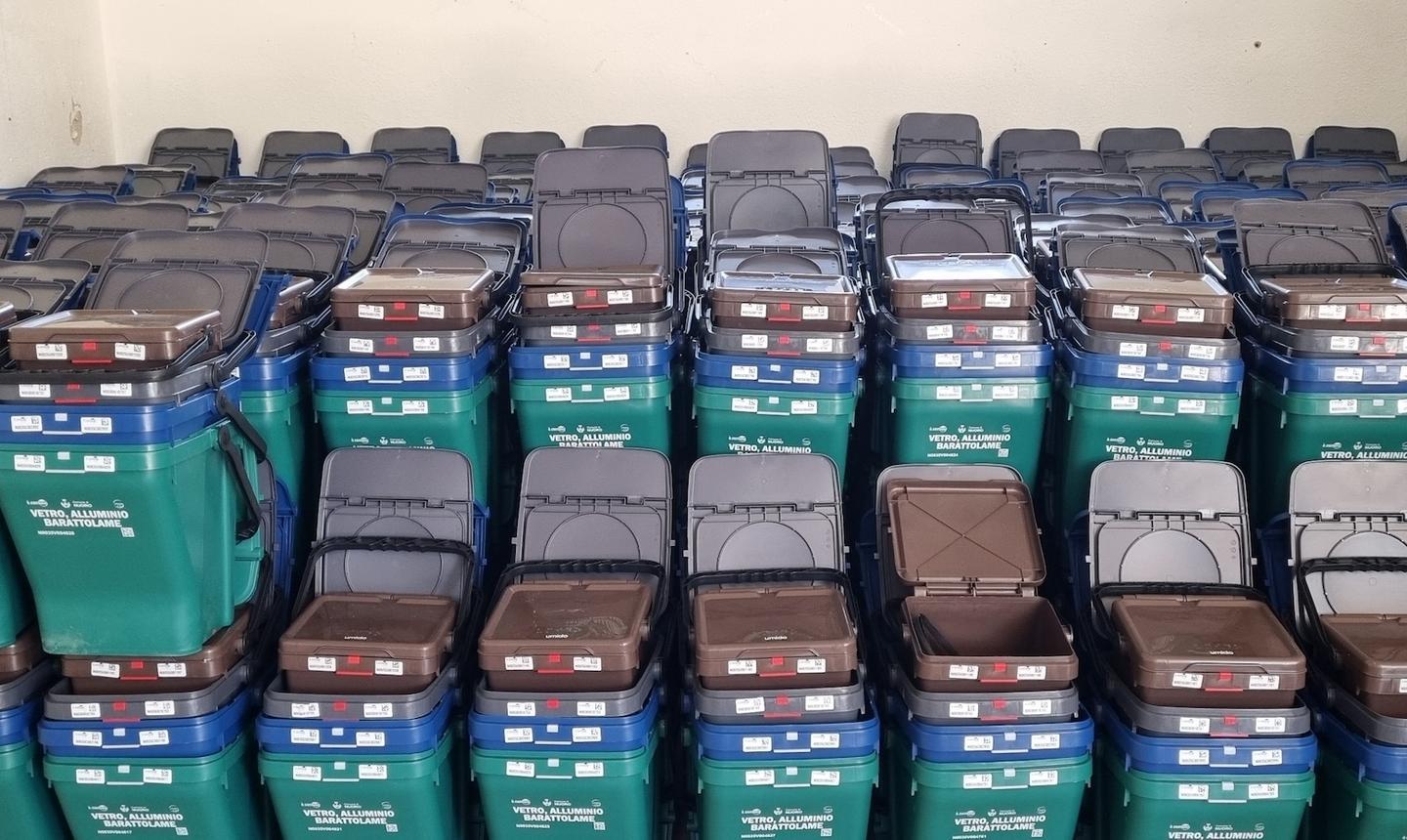 Via alla consegna dei mastelli riservati ai grandi condomini
