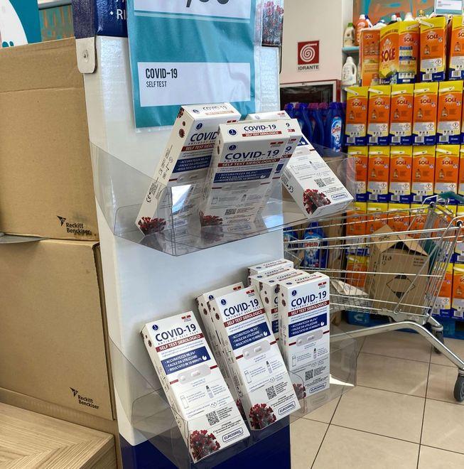 Tamponi “fai da te” vietati nelle farmacie. A Ferrara li vendono i market 