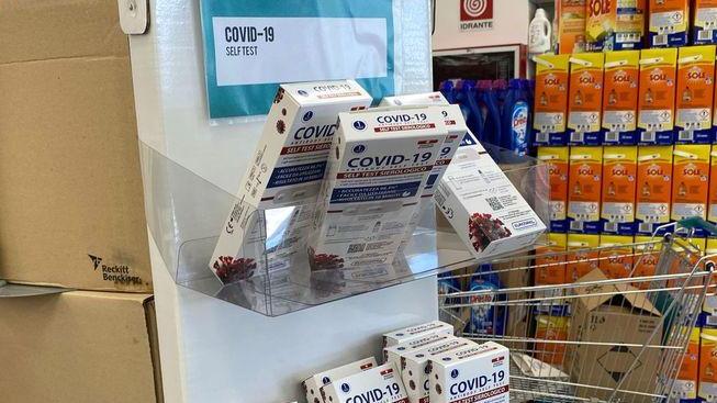 Tamponi “fai da te” vietati nelle farmacie. A Ferrara li vendono i market