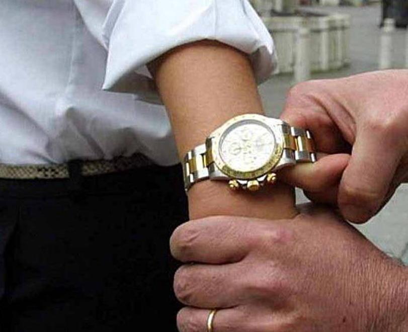 Giovane ferrarese compra due Rolex finti. Gli rifilano il “pacco” e il truffatore sparisce 