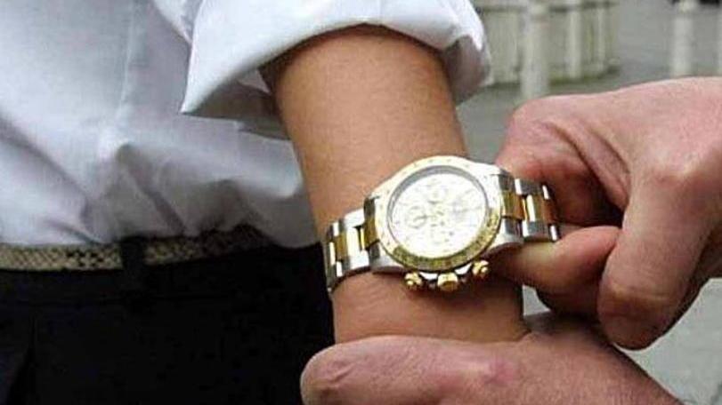 Giovane ferrarese compra due Rolex finti. Gli rifilano il “pacco” e il truffatore sparisce