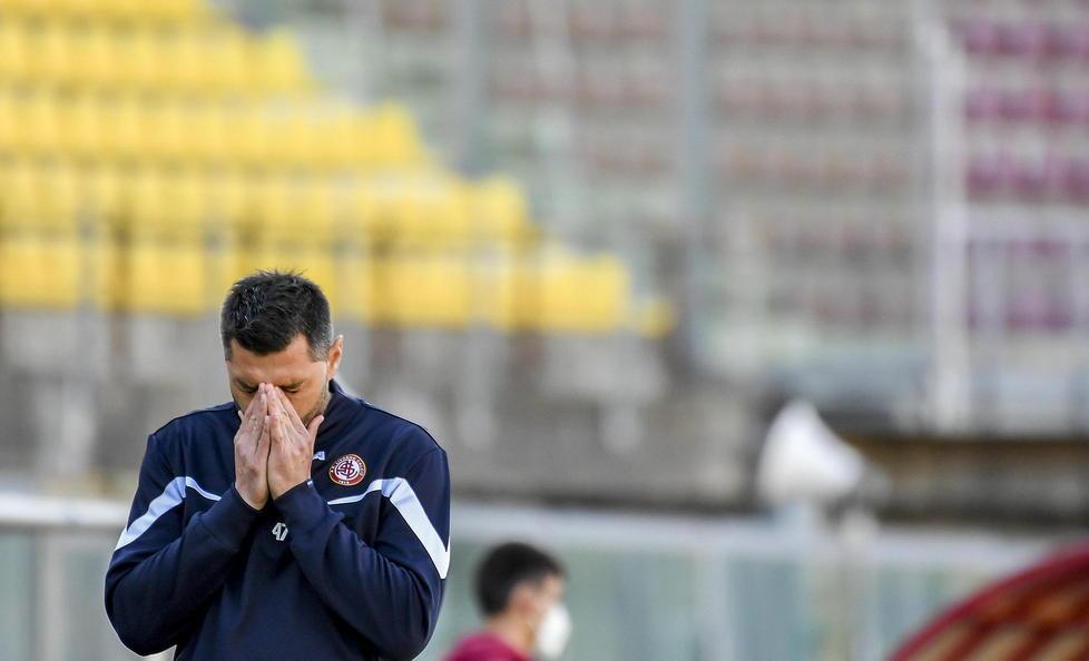 Quattro presidenti in un anno, debiti, accuse e pochi soldi. Così hanno ucciso il Livorno calcio 