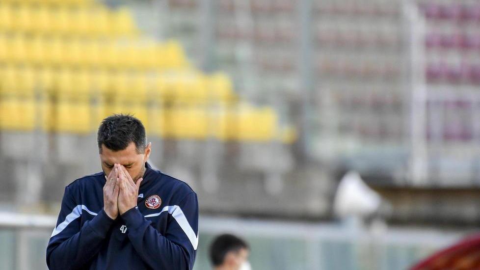 Quattro presidenti in un anno, debiti, accuse e pochi soldi. Così hanno ucciso il Livorno calcio