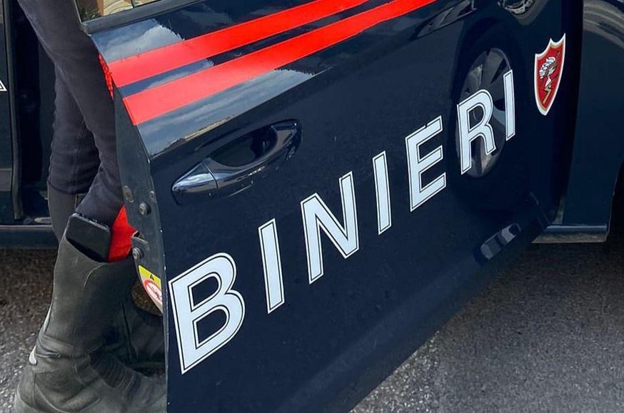 Botte tra giovani in pieno centro a Follonica: due aggrediti 