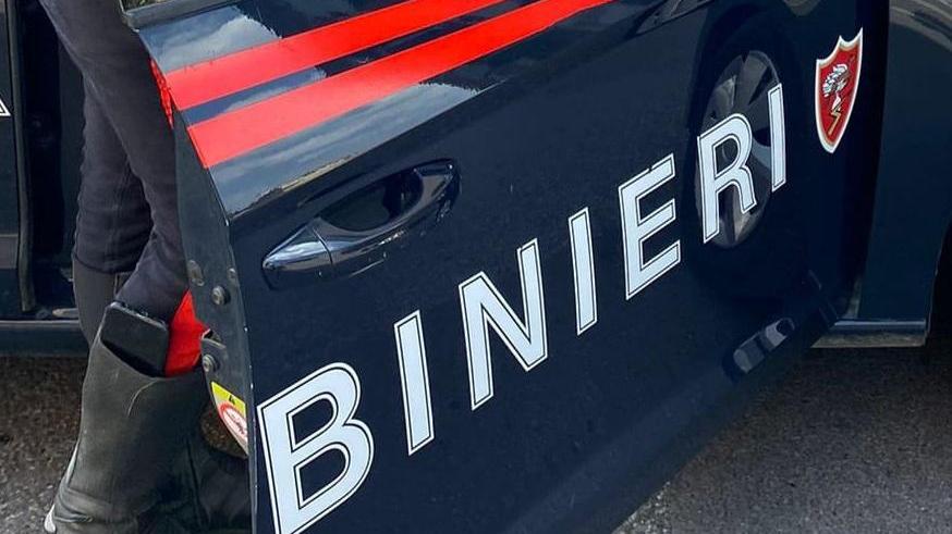 Botte tra giovani in pieno centro a Follonica: due aggrediti