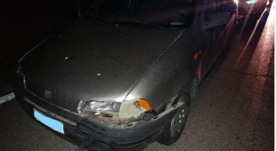 L'auto che si è schiantata contro la cancellata