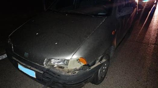 L'auto che si è schiantata contro la cancellata