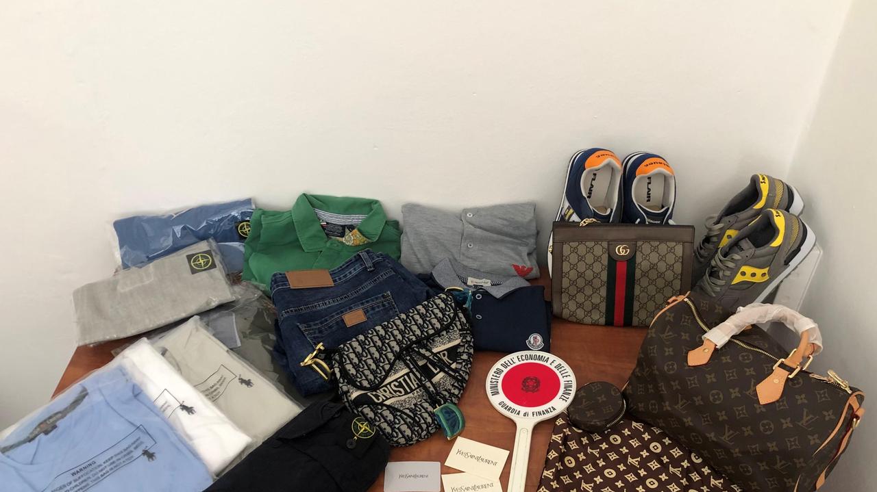 Contraffazione: denunce, sequestri e una turista multata a Forte dei Marmi