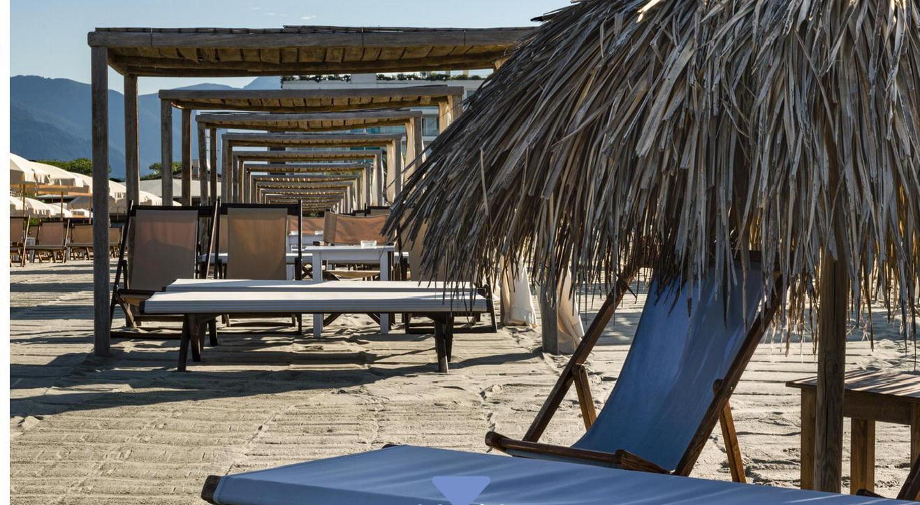 Lido di Camaiore, sotto sequestro gli ombrelloni in canniccio di un bagno